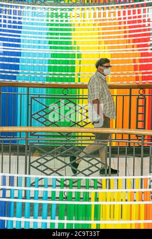 WIMBLEDON LONDRES, ROYAUME-UNI - 2 AOÛT 2020. Les acheteurs se promène entre une exposition de couleurs arc-en-ciel accrochée au centre commercial Wimbledon Center court pour soutenir les soignants du NHS et les employés clés qui ont aidé des patients atteints du coronavirus Covid-19. Credit: amer ghazzal / Alamy Live News Banque D'Images