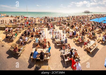 Brighton UK, 1er août 2020: Les buveurs ignorant les distances sociales sur la plage de Brighton N.B. C'EST UNE PHOTOMERGE DE PLUSIEURS CADRES Banque D'Images