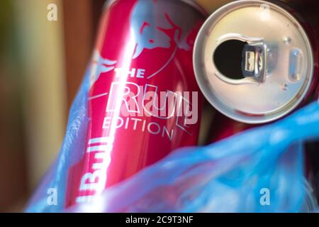 Split Croatie août 2020 Vider les boîtes de rubis rouge taureau dans les déchets, le recyclage des boissons énergétiques en aluminium Banque D'Images