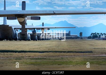 Lignes de C-130 en stockage profond à la base aérienne Davis-Monthan, Tucson, Arizona, États-Unis. Banque D'Images