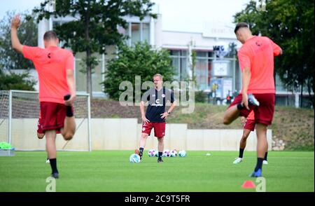 Hambourg, Allemagne. 02 août 2020. Football: 2ème Bundesliga, coup d'envoi d'entraînement, FC St. Pauli. Timo Schultz, entraîneur-chef de l'équipe de football de deuxième division du FC St. Pauli, suit l'entraînement de l'équipe. Credit: Daniel Bockwoldt/dpa - NOTE IMPORTANTE: Conformément aux règlements de la DFL Deutsche Fußball Liga et de la DFB Deutscher Fußball-Bund, il est interdit d'exploiter ou d'exploiter dans le stade et/ou à partir du jeu pris des photos sous forme d'images de séquences et/ou de séries de photos de type vidéo./dpa/Alay Live News Banque D'Images
