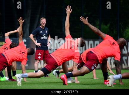 Hambourg, Allemagne. 02 août 2020. Football: 2ème Bundesliga, coup d'envoi d'entraînement, FC St. Pauli. Timo Schultz, entraîneur-chef de l'équipe de football de deuxième division du FC St. Pauli, suit l'entraînement de l'équipe. Credit: Daniel Bockwoldt/dpa - NOTE IMPORTANTE: Conformément aux règlements de la DFL Deutsche Fußball Liga et de la DFB Deutscher Fußball-Bund, il est interdit d'exploiter ou d'exploiter dans le stade et/ou à partir du jeu pris des photos sous forme d'images de séquences et/ou de séries de photos de type vidéo./dpa/Alay Live News Banque D'Images