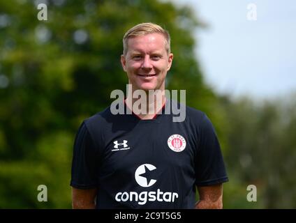 Hambourg, Allemagne. 02 août 2020. Football: 2ème Bundesliga, coup d'envoi d'entraînement, FC St. Pauli. Timo Schultz, entraîneur en chef de l'équipe de football de la deuxième division du FC St. Pauli, est sur le terrain d'entraînement. Credit: Daniel Bockwoldt/dpa - NOTE IMPORTANTE: Conformément aux règlements de la DFL Deutsche Fußball Liga et de la DFB Deutscher Fußball-Bund, il est interdit d'exploiter ou d'exploiter dans le stade et/ou à partir du jeu pris des photos sous forme d'images de séquences et/ou de séries de photos de type vidéo./dpa/Alay Live News Banque D'Images