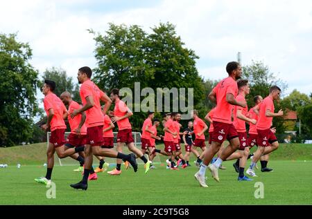 Hambourg, Allemagne. 02 août 2020. Football: 2ème Bundesliga, coup d'envoi d'entraînement, FC St. Pauli. Les joueurs du club de football de deuxième division FC St. Pauli courent sur le terrain pendant l'entraînement. Credit: Daniel Bockwoldt/dpa - NOTE IMPORTANTE: Conformément aux règlements de la DFL Deutsche Fußball Liga et de la DFB Deutscher Fußball-Bund, il est interdit d'exploiter ou d'exploiter dans le stade et/ou à partir du jeu pris des photos sous forme d'images de séquences et/ou de séries de photos de type vidéo./dpa/Alay Live News Banque D'Images