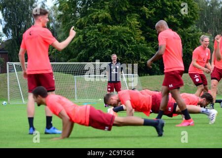 Hambourg, Allemagne. 02 août 2020. Football: 2ème Bundesliga, coup d'envoi d'entraînement, FC St. Pauli. Timo Schultz (M.), entraîneur-chef de l'équipe de football de la deuxième division du FC St. Pauli, suit l'entraînement de l'équipe. Credit: Daniel Bockwoldt/dpa - NOTE IMPORTANTE: Conformément aux règlements de la DFL Deutsche Fußball Liga et de la DFB Deutscher Fußball-Bund, il est interdit d'exploiter ou d'exploiter dans le stade et/ou à partir du jeu pris des photos sous forme d'images de séquences et/ou de séries de photos de type vidéo./dpa/Alay Live News Banque D'Images