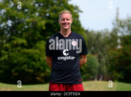 Hambourg, Allemagne. 02 août 2020. Football: 2ème Bundesliga, coup d'envoi d'entraînement, FC St. Pauli. Timo Schultz, entraîneur en chef de l'équipe de football de la deuxième division du FC St. Pauli, est sur le terrain d'entraînement. Credit: Daniel Bockwoldt/dpa - NOTE IMPORTANTE: Conformément aux règlements de la DFL Deutsche Fußball Liga et de la DFB Deutscher Fußball-Bund, il est interdit d'exploiter ou d'exploiter dans le stade et/ou à partir du jeu pris des photos sous forme d'images de séquences et/ou de séries de photos de type vidéo./dpa/Alay Live News Banque D'Images
