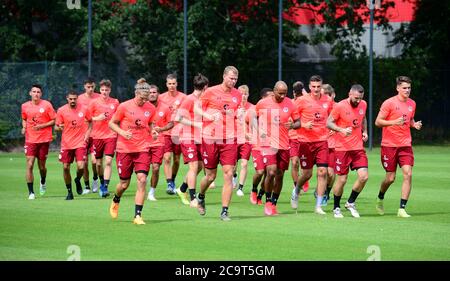 Hambourg, Allemagne. 02 août 2020. Football: 2ème Bundesliga, coup d'envoi d'entraînement, FC St. Pauli. Les joueurs du club de football de deuxième division FC St. Pauli courent sur le terrain pendant l'entraînement. Credit: Daniel Bockwoldt/dpa - NOTE IMPORTANTE: Conformément aux règlements de la DFL Deutsche Fußball Liga et de la DFB Deutscher Fußball-Bund, il est interdit d'exploiter ou d'exploiter dans le stade et/ou à partir du jeu pris des photos sous forme d'images de séquences et/ou de séries de photos de type vidéo./dpa/Alay Live News Banque D'Images