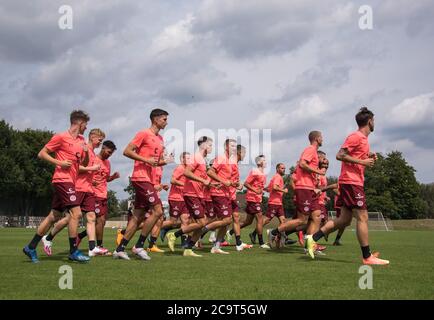 Hambourg, Allemagne. 02 août 2020. Football: 2ème Bundesliga, coup d'envoi d'entraînement, FC St. Pauli. Les joueurs du FC St. Pauli courent sur le terrain pendant l'entraînement. Credit: Daniel Bockwoldt/dpa/Alay Live News Banque D'Images