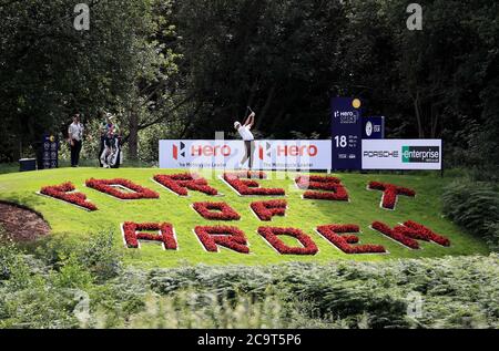 Le Miguel Angel Jimenez d'Espagne a ouvert le 18 au cours du quatrième jour de l'Open de héros à Forest of Arden Marriott Hotel and Country Club, Birmingham. Banque D'Images