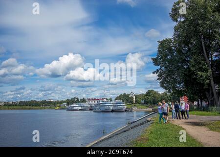 UGLICH, Russie, - 26 juillet 2020, bateau de croisière à l'embarcadère sur la Volga dans la ville ancienne Banque D'Images