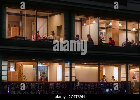 Kyoto, Japon - 23 avril 2014 : dîner en couple dans le restaurant exclusif de Pontocho Alley. Pontocho est l'une des zones les plus atmosphériques de Kyoto Banque D'Images