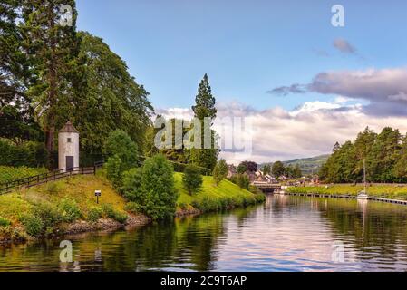 Le canal calédonien dans la campagne écossaise, Royaume-Uni. Ce canal de 97 km de long relie la côte est écossaise à Inverness à la côte ouest Banque D'Images