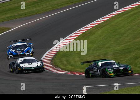 Tarporley, Royaume-Uni. 02 août 2020. Team ABBA Racing Mercedes-AMG conduit par Richard Neary & Sam Neary dirige AF Corse UK Ferrari 488 conduit par Duncan Cameron & Matt Griffin devant 2 Seas Motorsport McLaren 720S conduit par Jordan Witt & Jack Mitchell lors de la première course du Championnat britannique Intelligent Money GT à Oulton Park, Tarporley, Angleterre, le 2 août 2020. Photo de Jurek Biegus. Utilisation éditoriale uniquement, licence requise pour une utilisation commerciale. Aucune utilisation dans les Paris, les jeux ou les publications d'un seul club/ligue/joueur. Crédit : UK Sports pics Ltd/Alay Live News Banque D'Images