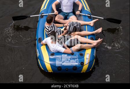 Hambourg, Allemagne. 02 août 2020. Trois hommes sont à bord d'un canot pneumatique sur l'Alster extérieur. Credit: Daniel Bockwoldt/dpa/Alay Live News Banque D'Images