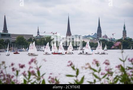 Hambourg, Allemagne. 02 août 2020. Les voiliers naviguent sur l'Alster extérieur. En arrière-plan, vous pourrez voir la salle de concert Elbphilharmonie (centre), la tour de l'hôtel de ville de Hambourg (à droite) et les tours de l'église. Credit: Daniel Bockwoldt/dpa/Alay Live News Banque D'Images