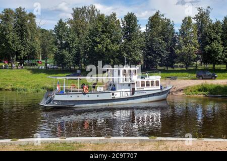 UGLICH, Russie, - 26 juillet 2020, bateau de croisière à l'embarcadère sur la Volga dans la ville ancienne Banque D'Images