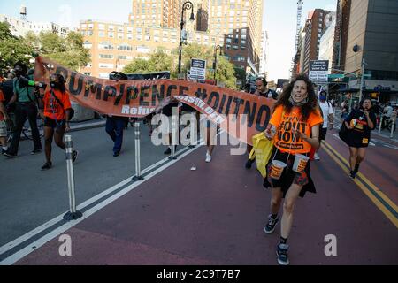 New York, États-Unis. 1er août 2020. Les manifestants défilent dans la rue tout en tenant une grande bannière pendant la manifestation.les manifestants se rassemblent sur Union Square à New York pour soutenir le mouvement Black Lives Matter et exigent que le président Trump et le vice-président Pence soient mis hors de leurs fonctions lors des prochaines élections de novembre. Crédit : SOPA Images Limited/Alamy Live News Banque D'Images