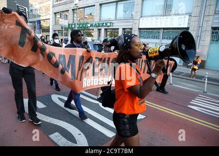 New York, États-Unis. 1er août 2020. Les manifestants défilent dans la rue tout en tenant une grande bannière pendant la manifestation.les manifestants se rassemblent sur Union Square à New York pour soutenir le mouvement Black Lives Matter et exigent que le président Trump et le vice-président Pence soient mis hors de leurs fonctions lors des prochaines élections de novembre. Crédit : SOPA Images Limited/Alamy Live News Banque D'Images