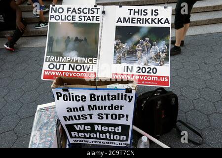 New York, États-Unis. 1er août 2020. Des écriteaux sont affichés dans la rue avant la marche.des manifestants se rassemblent sur Union Square à New York pour soutenir le mouvement Black Lives Matter et exigent que le président Trump et le vice-président Pence soient mis hors de leurs fonctions lors des prochaines élections de novembre. Crédit : SOPA Images Limited/Alamy Live News Banque D'Images