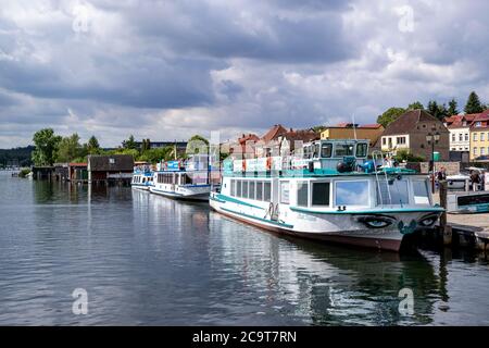Bateaux d'excursion sur le lac Malchow à Malchow, Allemagne Banque D'Images