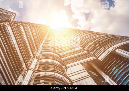 KUALA LUMPUR, MALAISIE - 24 FÉVRIER 2017 : vue abstraite d'un gratte-ciel avec lumière du soleil Banque D'Images