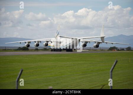 Prestwick, Écosse, Royaume-Uni. 2 août 2020 en photo : des foules d'amateurs d'aviation et de spectateurs d'avions se sont présentées pour voir l'Antonov an-225 Mryia (Reg UR-82060) faire une arrivée prévue pour un arrêt de fête à l'aéroport de Glasgow Prestwick de Bangor, États-Unis avant de partir à 16:30 pour l'aéroport de Châteauroux-Centre en France. Le géant de l'avion de transport aérien stratégique de cargaison est propulsé par six énormes six Ivchenko Progress Lotarev D-18T trois moteurs turboventilateur à arbre, a un poids de décollage maximum de 640 tonnes. Crédit : Colin Fisher/Alay Live News Banque D'Images