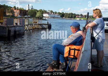 Myshkin, Russie - 26 juillet 2020, UN employé de ferry attend le ferry pour amarrer et amarrer. Le passager attend la fin du voyage. Banque D'Images