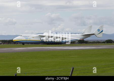 Prestwick, Écosse, Royaume-Uni. 2 août 2020 en photo : des foules d'amateurs d'aviation et de spectateurs d'avions se sont présentées pour voir l'Antonov an-225 Mryia (Reg UR-82060) faire une arrivée prévue pour un arrêt de fête à l'aéroport de Glasgow Prestwick de Bangor, États-Unis avant de partir à 16:30 pour l'aéroport de Châteauroux-Centre en France. Le géant de l'avion de transport aérien stratégique de cargaison est propulsé par six énormes six Ivchenko Progress Lotarev D-18T trois moteurs turboventilateur à arbre, a un poids de décollage maximum de 640 tonnes. Crédit : Colin Fisher/Alay Live News Banque D'Images