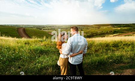 Jeune couple en plein air, vue arrière Banque D'Images