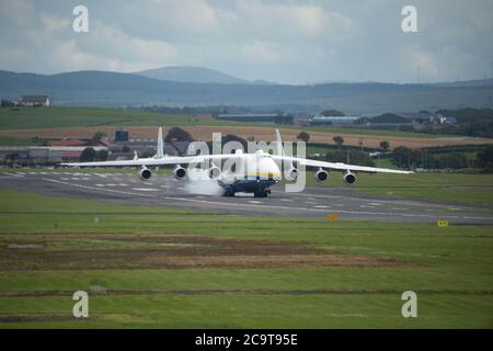 Prestwick, Écosse, Royaume-Uni. 2 août 2020 en photo : des foules d'amateurs d'aviation et de spectateurs d'avions se sont présentées pour voir l'Antonov an-225 Mryia (Reg UR-82060) faire une arrivée prévue pour un arrêt de fête à l'aéroport de Glasgow Prestwick de Bangor, États-Unis avant de partir à 16:30 pour l'aéroport de Châteauroux-Centre en France. Le géant de l'avion de transport aérien stratégique de cargaison est propulsé par six énormes six Ivchenko Progress Lotarev D-18T trois moteurs turboventilateur à arbre, a un poids de décollage maximum de 640 tonnes. Crédit : Colin Fisher/Alay Live News Banque D'Images