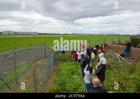 Prestwick, Écosse, Royaume-Uni. 2 août 2020 en photo : des foules d'amateurs d'aviation et de spectateurs d'avions se sont présentées pour voir l'Antonov an-225 Mryia (Reg UR-82060) faire une arrivée prévue pour un arrêt de fête à l'aéroport de Glasgow Prestwick de Bangor, États-Unis avant de partir à 16:30 pour l'aéroport de Châteauroux-Centre en France. Le géant de l'avion de transport aérien stratégique de cargaison est propulsé par six énormes six Ivchenko Progress Lotarev D-18T trois moteurs turboventilateur à arbre, a un poids de décollage maximum de 640 tonnes. Crédit : Colin Fisher/Alay Live News Banque D'Images