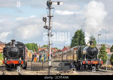 Kidderminster, Royaume-Uni. 1er août 2020. Les principales attractions touristiques des Midlands étaient de retour sur la bonne voie le 1er août après des mois de fermeture forcée en raison du blocage du coronavirus. Le premier service de transport de passagers, que l'on voit ici en quittant la gare de Severn Valley de Kidderminster, était complet. Les visiteurs sont heureux que le personnel prenne toutes les précautions possibles pour assurer leur sécurité et leur plaisir dans ce magnifique chemin de fer du patrimoine. Il est parti avec un coup de sifflet retentissant à bord - quelque chose que les passionnés et les habitants ont vraiment manqué, suivi par la locomotive à vapeur d'époque 7714 prenant le 2ème départ. Banque D'Images