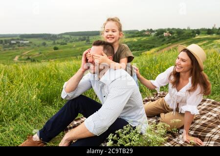 Bonne fille jouant deviner qui jeu avec papa Banque D'Images