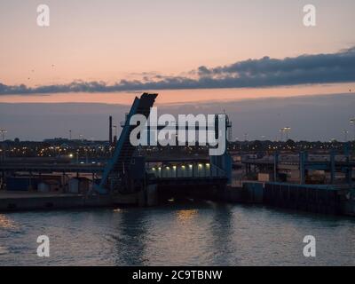 TRELLEBORG, SUÈDE - 21 août 2019 : vue de nuit du port de Trelleborg avec des bateaux-ferries baltes, port suédois, soirée bleue. Banque D'Images