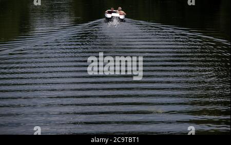 Hambourg, Allemagne. 02 août 2020. Un homme et une femme à bord d'un pédalo sur un canal de l'Alster. Credit: Daniel Bockwoldt/dpa/Alay Live News Banque D'Images