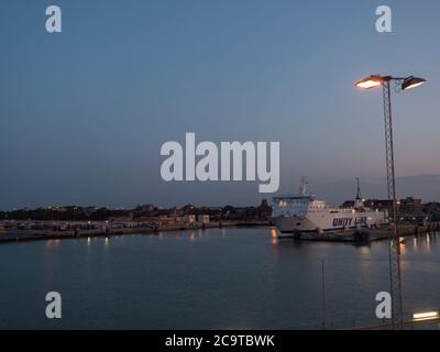 TRELLEBORG, SUÈDE - 21 août 2019 : vue de nuit du port de Trelleborg avec des bateaux-ferries baltes, port suédois, soirée bleue Banque D'Images