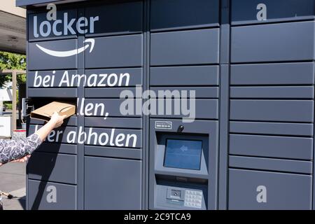 Amazon Packstation (casier), où les clients peuvent récupérer leur commande eux-mêmes. Vue en paysage partielle en diagonale à partir de la droite. Banque D'Images