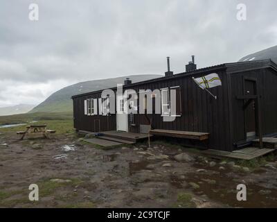 Salka, Norrbotten, Suède, Agoust 26, 2019: Vue sur la cabane de montagne Salka STF. Collines vertes, et flaques d'eau, jour pluvieux nuageux sur le Kungsleden Banque D'Images