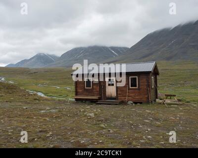 Salka, Norrbotten, Suède, Agoust 26, 2019: Vue sur la cabane de montagne Salka STF. Collines vertes, et flaques d'eau, jour pluvieux nuageux sur le Kungsleden Banque D'Images