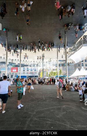 Les gens se reflètent dans la voûte en miroir de l'Ombrière de Norman Foster, Marseille Banque D'Images