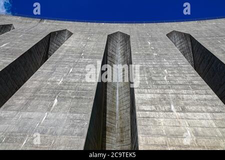 L'immense barrage en béton du Plan d'Amont, au-dessus de l'Aussois, Parc National de la Vanoise, France Banque D'Images