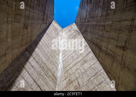 L'immense barrage en béton du Plan d'Amont, au-dessus de l'Aussois, Parc National de la Vanoise, France Banque D'Images