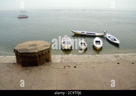 varanasi uttar pradesh inde le 21 février 2020 :Boats Pattern and Ghat at munshi Ghat varanasi uttar pradesh inde. Banque D'Images