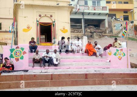 varanasi uttar pradesh inde le 21 février 2020:des gens locaux se sont engrosés dans une discussion matinale près de Varanasi Kedar Ghat. Banque D'Images