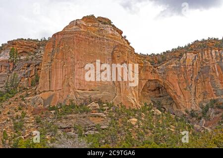 Monolithe de grès qui garde une arche cachée dans le monument national El Malpais au Nouveau-Mexique Banque D'Images