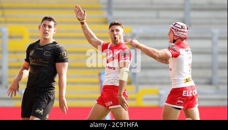 Tommy Makinson (au centre) de St Helens célèbre sa cinquième tentative avec le coéquipier Theo Fages lors du match de la Super League de Betfred au stade Emerald Headingley, Leeds. Banque D'Images