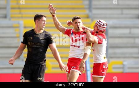 Tommy Makinson (au centre) de St Helens célèbre sa cinquième tentative avec le coéquipier Theo Fages lors du match de la Super League de Betfred au stade Emerald Headingley, Leeds. Banque D'Images