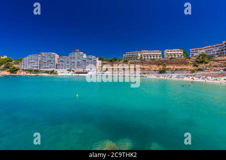 Plage de sable de Port Adriano en été, El Toro, Majorque, Iles Baléares, Espagne Banque D'Images