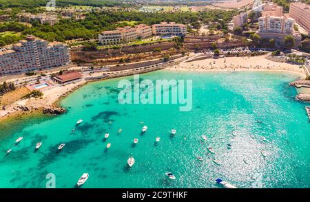 Plage de sable de Port Adriano en été, El Toro, Majorque, Iles Baléares, Espagne Banque D'Images