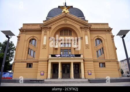 Gera, Allemagne. 11 juin 2020. « le théâtre est de retour » est écrit sur une bannière annonçant le début du théâtre d'été en plein air au théâtre. Après la pause obligatoire de Corona, les théâtres de Gera, Altenburg et Rudolstadt sont de retour avec des spectacles en plein air pour le public. Sur la scène à côté du théâtre de Gera, des pièces de Haydn, Stravinsky et Tchaïkovski seront jouées lors d'un concert de sérénade le 12 juin. Credit: Martin Schutt/dpa-Zentralbild/ZB/dpa/Alay Live News Banque D'Images